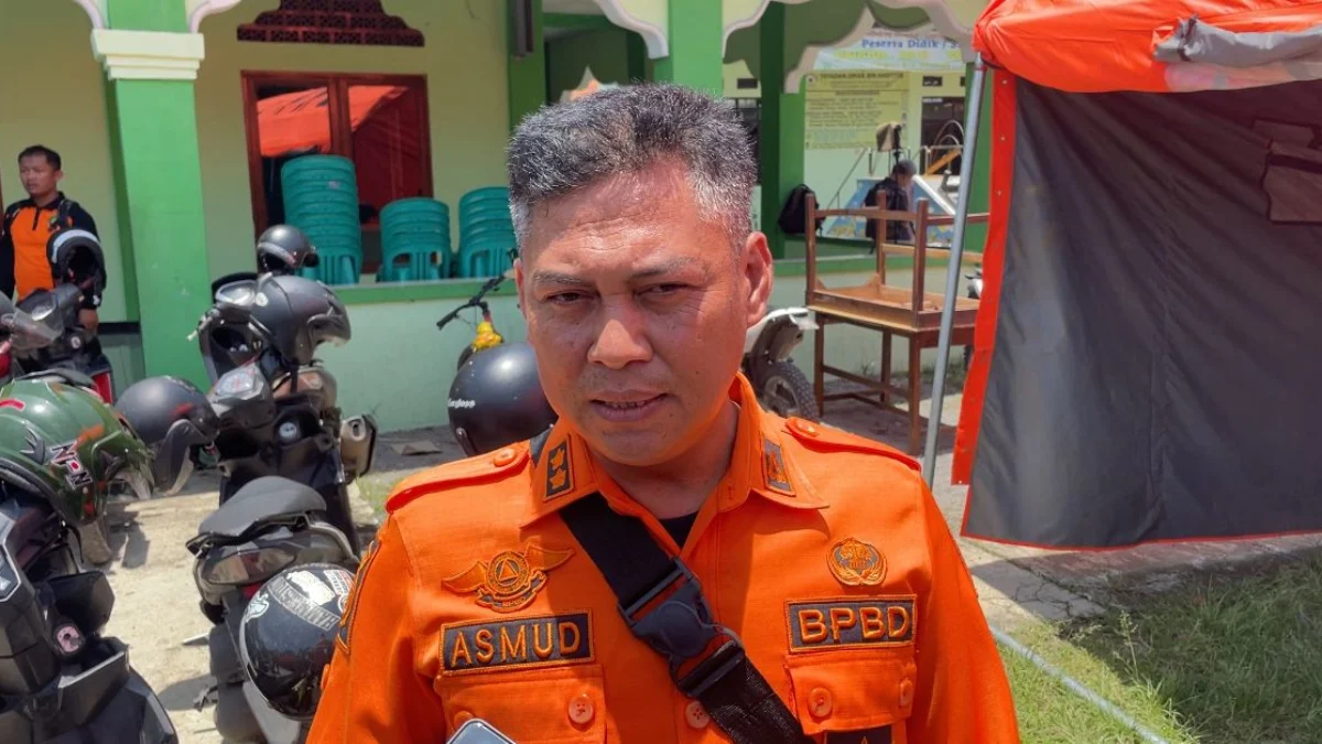 Kasi Darurat Logistik BPBD Kabupaten Bandung Asep Mahmud saat ditemui di Perum Griya Permata Raya, Desa Nanjung Mekar, Kecamatan Rancaekek, Kabupaten Bandung, Kamis (22/2/2024). Foto Agi Jabar Ekspres