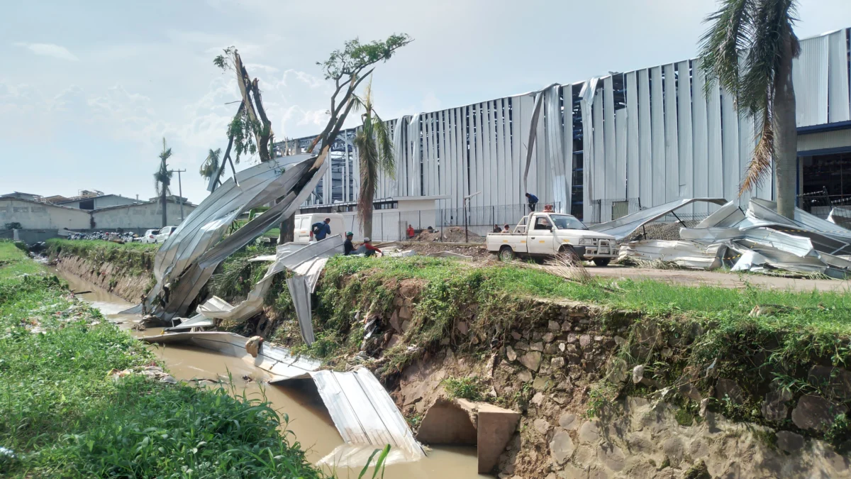 Diterjang Puting Beliung, 13 Pabrik di Sumedang Rusak dan 2.500 Pekerja PT Kahatex Harus Dirumahkan Sementara Ilustrasi: Bangunan gudang pabrik PT MAU di Kawasan Industri Dwipapuri Abadi, Kecamatan Cimanggung, Sumedang yang rusak diterjang angin puting beliung. (Yanuar/Jabar Ekspres