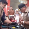 Pemkot Cimahi lakukan pengecekan timbangan di pasar guna menjaga kepercayaan konsumen.