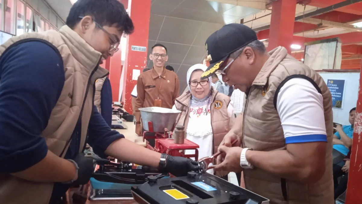 Pemkot Cimahi lakukan pengecekan timbangan di pasar guna menjaga kepercayaan konsumen.