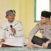 Kapolres Banjar, AKBP Danny Yulianto (kanan) bersama Ketua MUI Kecamatan Pataruman, KH. Asep Muhtar Gozali dalam acara Jumat Curhat di Masjid Al-Badar, Dusun Sukamulya, RT 002 RW 001, Desa Sukamukti, Kecamatan Pataruman, Kota Banjar pada Jumat, 23 Februari 2024.