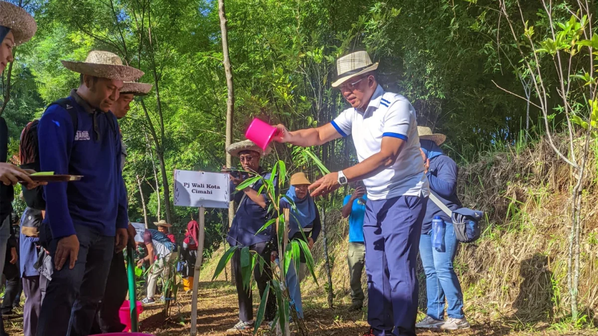 Memperingati Hari Peduli Sampah Nasional 2024, Pj Walikota Cimahi Ajak Masyarakat Tingkatkan Kesadaran Lingkungan Doc. Pj Wali Kota Cimahi, Dicky Saromi saat Penanaman Bambu di Eco Wisata Cimenteng (mong)