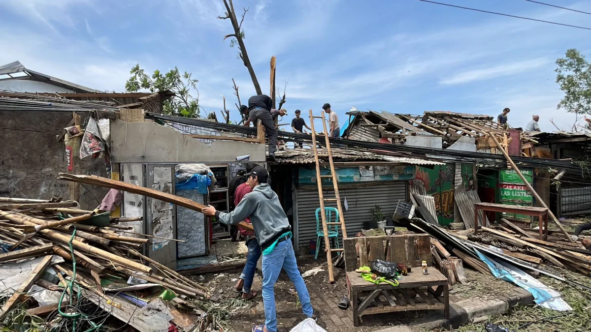 Warga saat membersihkan puing-puing reruntuhan rumah saat angin puting beliung melanda Kabupaten Bandung dan Sumedang. Foto Agi Jabar Ekspres