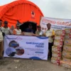 Tim Relawan Garudafood Sehari ketika menyerahkan bantuan produk makanan dan minuman susu untuk korban terdampak musibah angin puting beliung di Posko Bencana Desa Bojongbolang, Kecamatan Cimanggung, Kabupaten Sumedang.