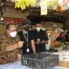 Ketua DPRD Kota Bogor, Atang Trisnanto bersama jajaran saat meninjau harga beras di Pasar Tradisional.