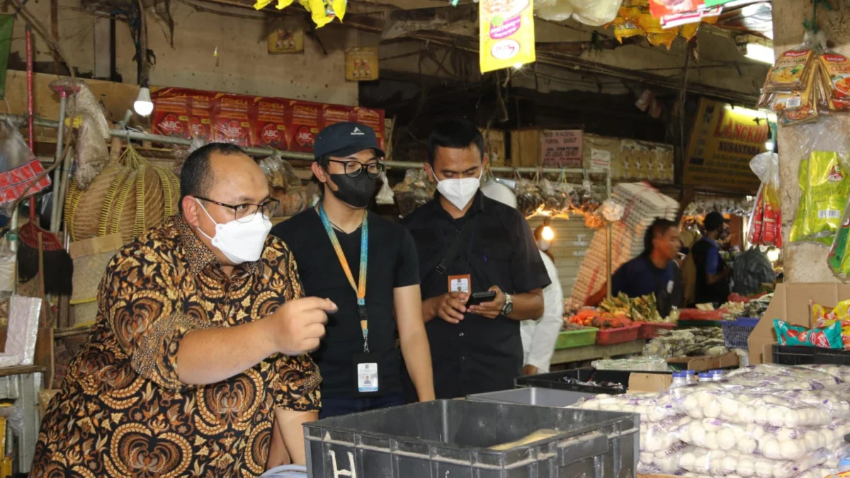 Ketua DPRD Kota Bogor, Atang Trisnanto bersama jajaran saat meninjau harga beras di Pasar Tradisional.