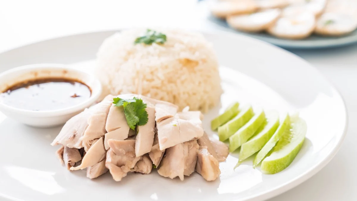 Resep Nasi Ayam Hainan Kaya Rempah, Coba Buat di Rumah! Resep Nasi Ayam Hainan Kaya Rempah, Coba Buat di Rumah! (ilustrasi: Freepik)