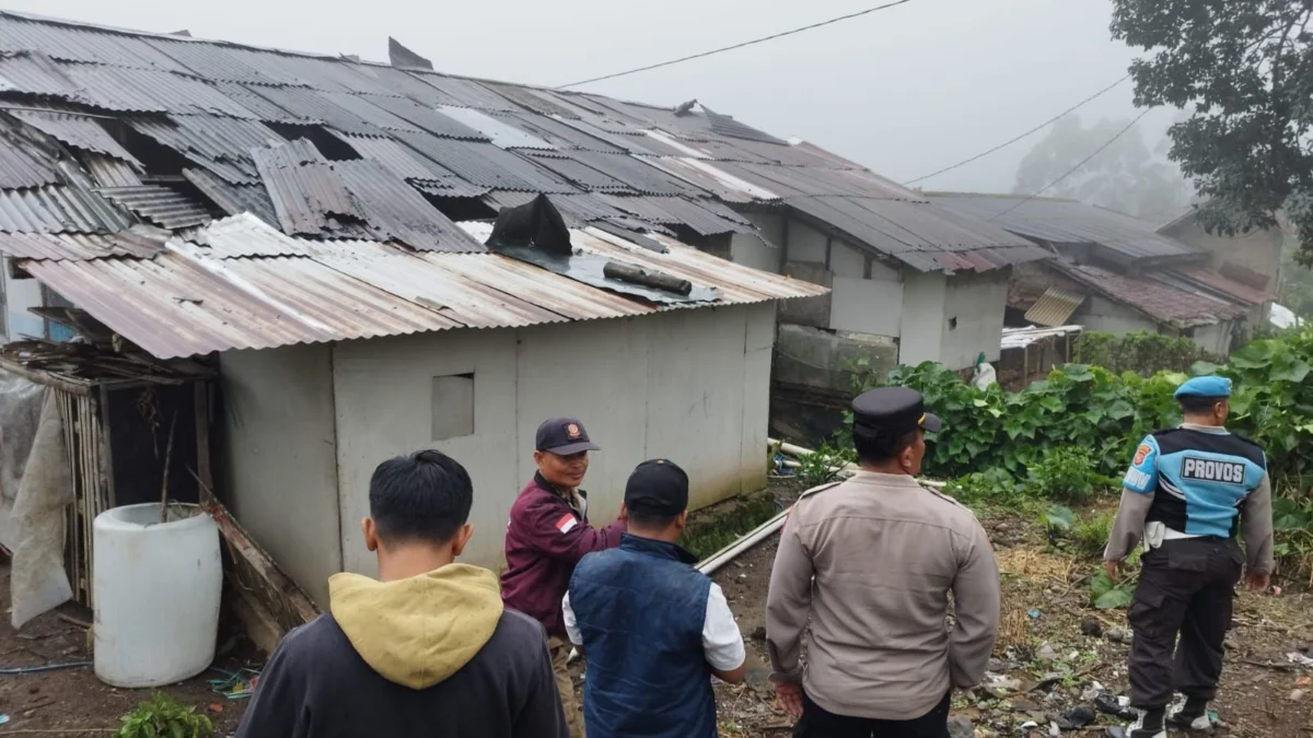 Forkopimcam saat meninjau lokasi terdampak angin puting beliung yang terjadi di Kecamatan Kertasari, Kabupaten Bandung, Sabtu (24/2/2024).