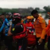 Petugas gabungan sedang mengevakuasi Mario (13), bocah yang tenggelam saat berenang di Setu Rawa Sudat, Sabtu (24/2).
