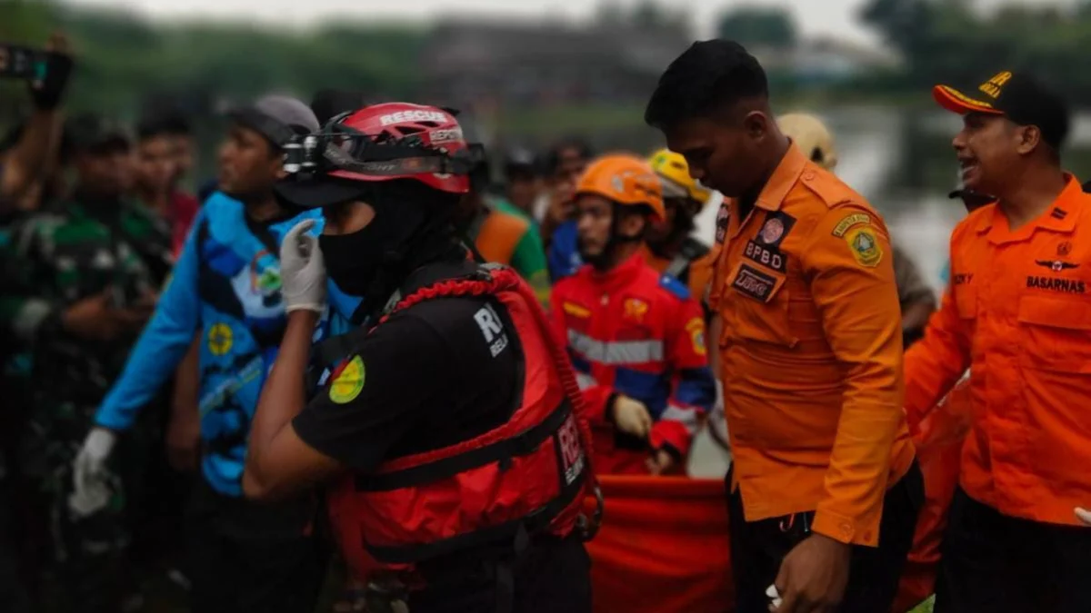 Asyik Berenang, Bocah 13 Tahun Ditemukan Tenggelam di Setu Rawa Sudat Petugas gabungan sedang mengevakuasi Mario (13), bocah yang tenggelam saat berenang di Setu Rawa Sudat, Sabtu (24/2).