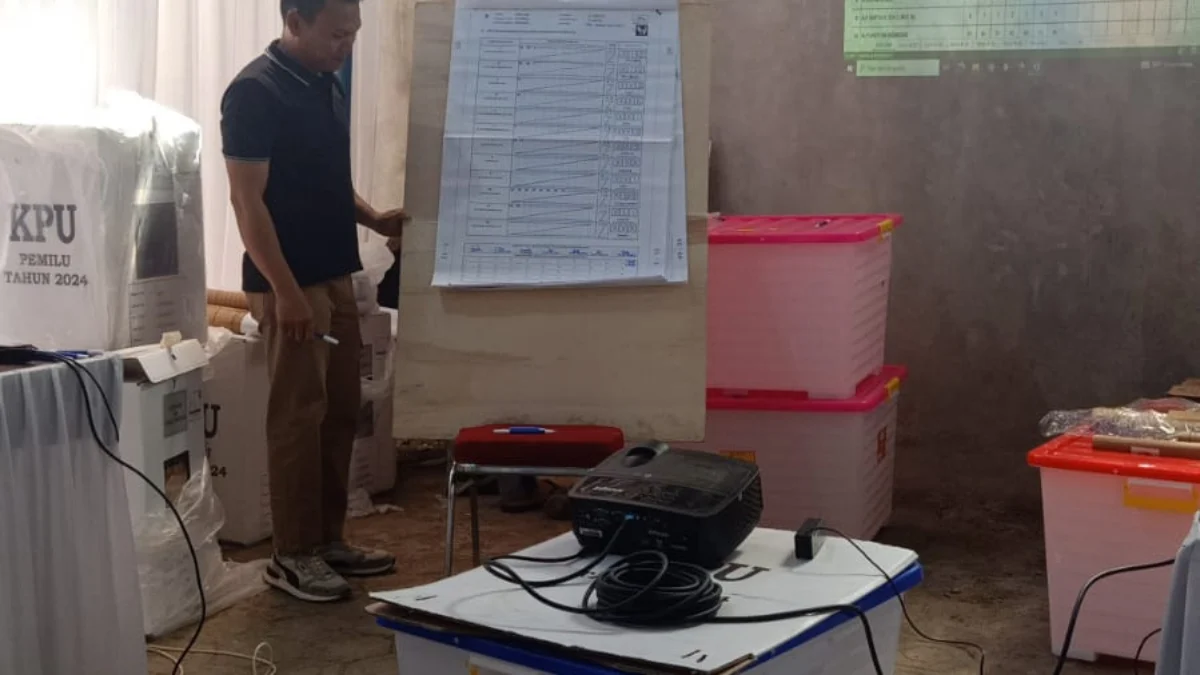 Suasana perhitungan suara Pemilu 2024 di PPK Cileunyi, Senin (26/2).