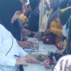 Warga sedang antre untuk membeli beras SPHP dari Bulog dengam harga Rp10.800 per kilogram dalam program pasar murah di halaman Pusdai Kota Banjar, Senin 26 Februari 2024.