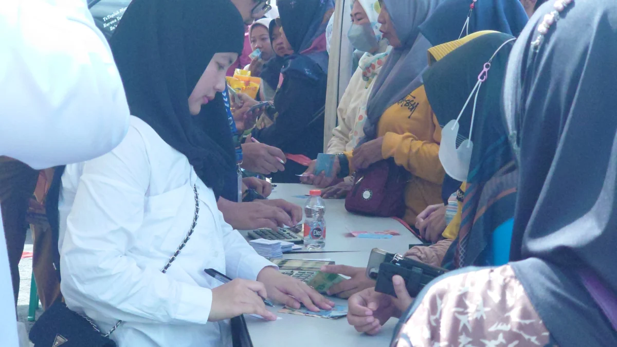 Warga sedang antre untuk membeli beras SPHP dari Bulog dengam harga Rp10.800 per kilogram dalam program pasar murah di halaman Pusdai Kota Banjar, Senin 26 Februari 2024.
