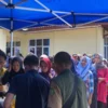 Warga rela mengantri beras murah dari Pemkot Sukabumi yang dibagikan di halaman Kelurahan Dayeuluhur, Kecamatan Warudoyong, Kota Sukabumi, Rabu (26/2).