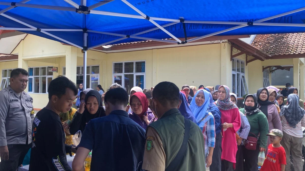Warga Kota Sukabumi Rela Antre Berdesakan Demi Beras Murah Warga rela mengantri beras murah dari Pemkot Sukabumi yang dibagikan di halaman Kelurahan Dayeuluhur, Kecamatan Warudoyong, Kota Sukabumi, Rabu (26/2).
