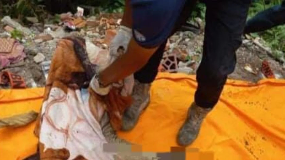 Evakuasi mayat wanita yang ditemukan terikat tali pada bagian pergelangan tangannya di Dusun Cilengkong, Desa Neglasari, Kecamatan Banjar, Kota Banjar tepatnya di bawah tebing di tikungan Batu Gajah Jalan Raya Banjar-Cimaragas pada Minggu, 25 Februari 2024.