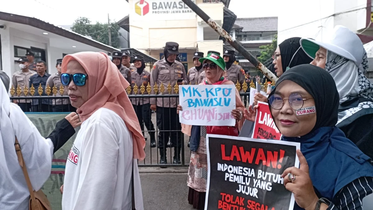 Dok. Ratusan emak-emak saat Geruduk Kantor Banwaslu Jabar. Selasa (27/2). Foto. Sandi Nugraha.