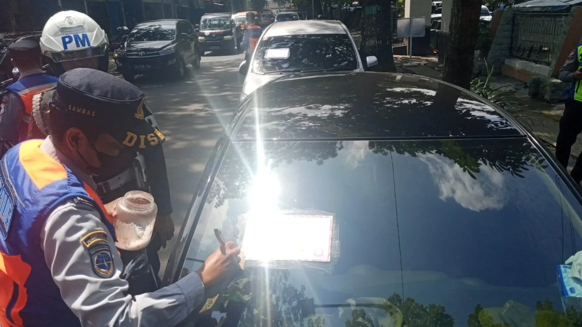 Doc. Penertiban Parkir Liar di Sejumlah Ruas Jalan di Kota Cimahi oleh Dinas Perhubungan (Dishub) Cimahi (mong)