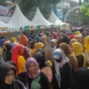Antrean warga membludak saat berburu beras Operasi Pasar Beras SPHP dan Pasar Murah di Halaman Kantor Kecamatan Cibiru, Kota Bandung. (Pandu Muslim/Jabar Ekspres)