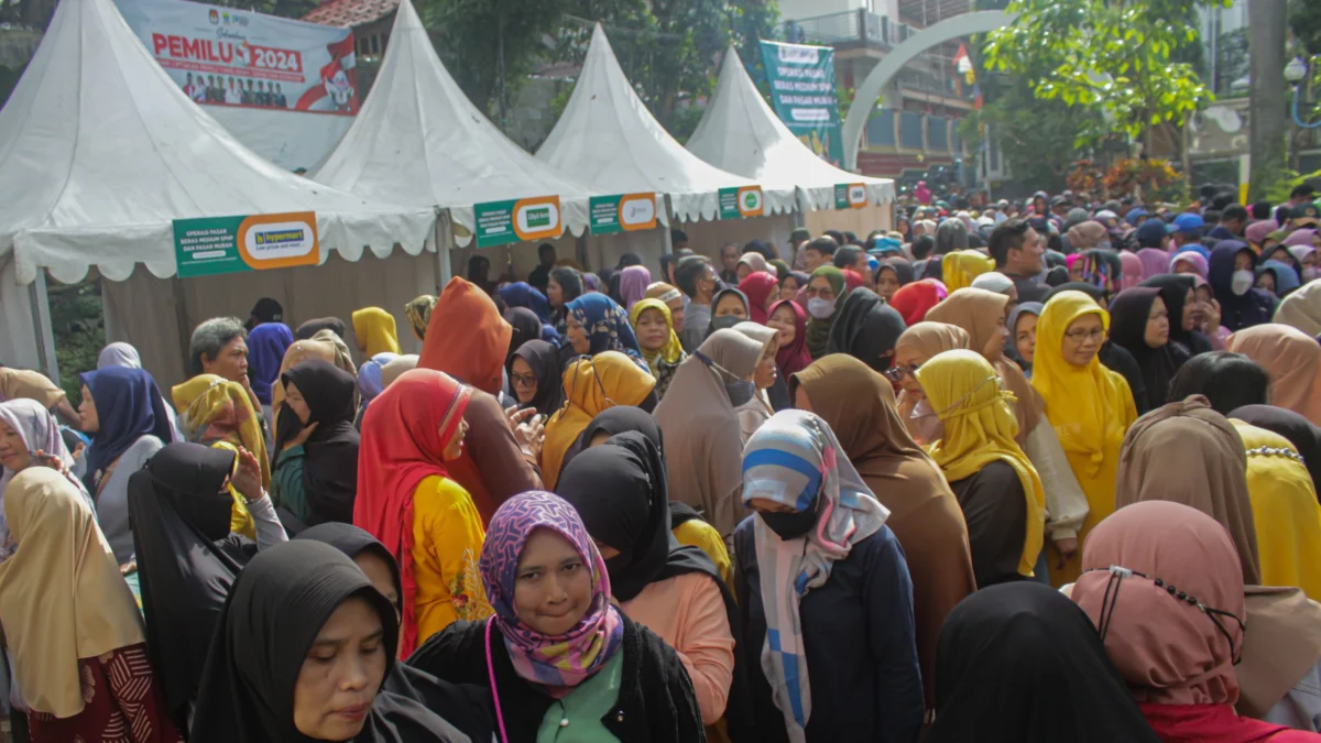 Antrean warga membludak saat berburu beras Operasi Pasar Beras SPHP dan Pasar Murah di Halaman Kantor Kecamatan Cibiru, Kota Bandung. (Pandu Muslim/Jabar Ekspres)