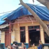 Kondisi rumah warga terdampak yang rusak usai sepekan diterjang bencana angin puting beliung, baru ditutupi terpal dan belum ada perbaikan. (Yanuar/Jabar Ekspres)