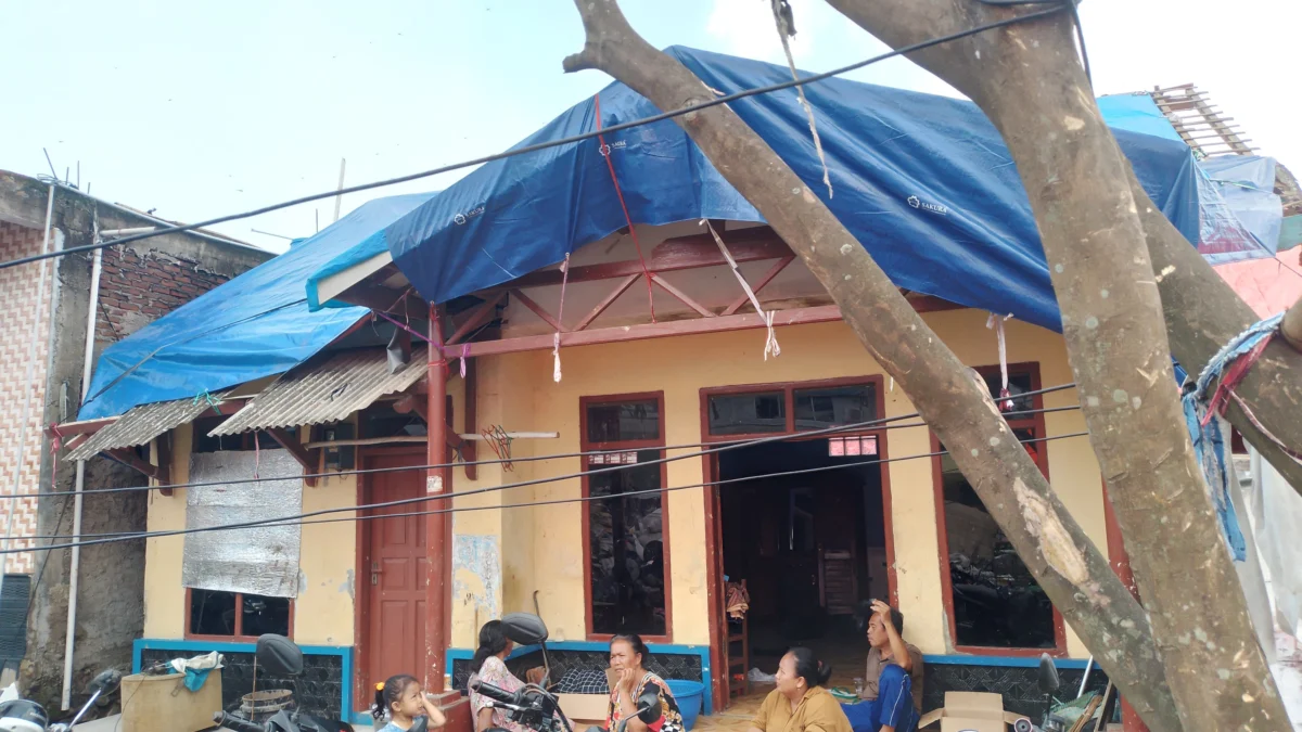 Sudah Sepekan Belum Ada Perbaikan, Warga Terdampak Puting Beliung di Sumedang Terpaksa Tidur di Tenda Kondisi rumah warga terdampak yang rusak usai sepekan diterjang bencana angin puting beliung, baru ditutupi terpal dan belum ada perbaikan. (Yanuar/Jabar Ekspres)