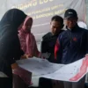 Petugas KPU KBB saat memeriksa surat suara di Gudang Logistik, Kecamatan Padalarang. Selasa (27/2). Foto istimewa