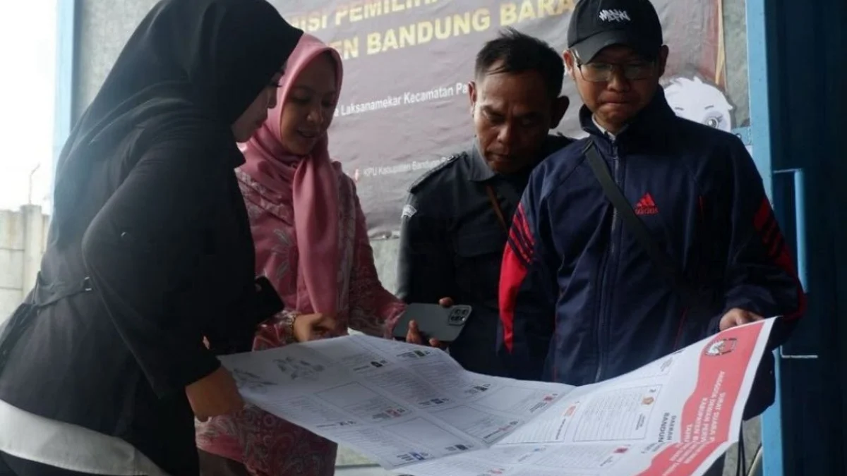 Petugas KPU KBB saat memeriksa surat suara di Gudang Logistik, Kecamatan Padalarang. Selasa (27/2). Foto istimewa