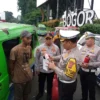 Kasat Lantas Polresta Bogor Kota, Kompol Galih Apria bersama jajaran dan Dishub Kota Bogor saat membagikan APAR kepada pengemudi angkot, Selasa (27/2).