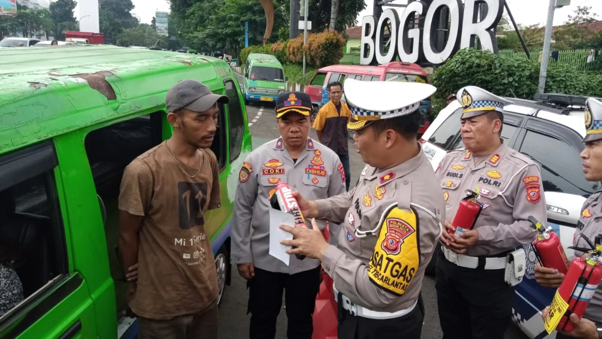 Kasat Lantas Polresta Bogor Kota, Kompol Galih Apria bersama jajaran dan Dishub Kota Bogor saat membagikan APAR kepada pengemudi angkot, Selasa (27/2).