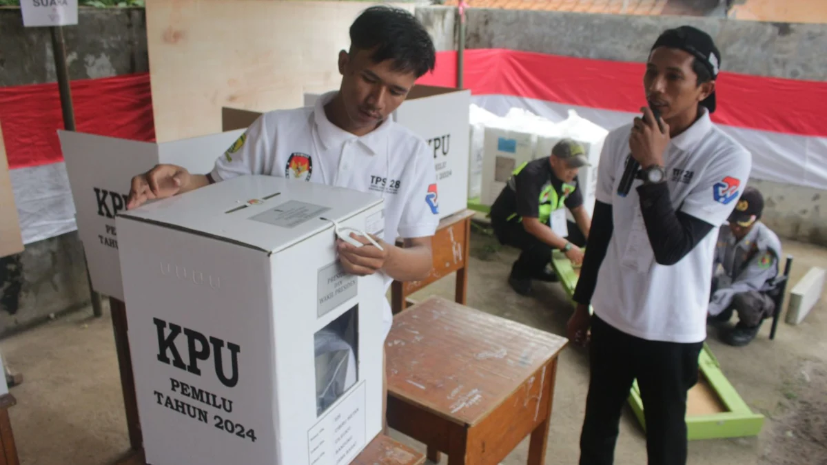 Proses perhitungan suara Pemilu 2024 di TPS kawasan Desa Cibiru Wetan, Kabupaten Bandung.