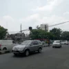 Ilustrasi: Kabel menjuntai di Jalan Peta, Kota Bandung dirapihkan usai adanya insiden tewasnya pengendara sepeda motor akibat tersangkut kabel yang menjuntai ke area jalan raya. Selasa, (27/2).