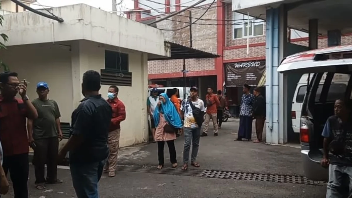 TERUNGKAP! Mayat Perempuan Terikat Tali di Banjar Ternyata Warga Jakarta Timur Ibu dan kakak korban sedang berjalan menuju ruang jenazah RSUD Banjar pada Selasa, 27 Februari 2024.