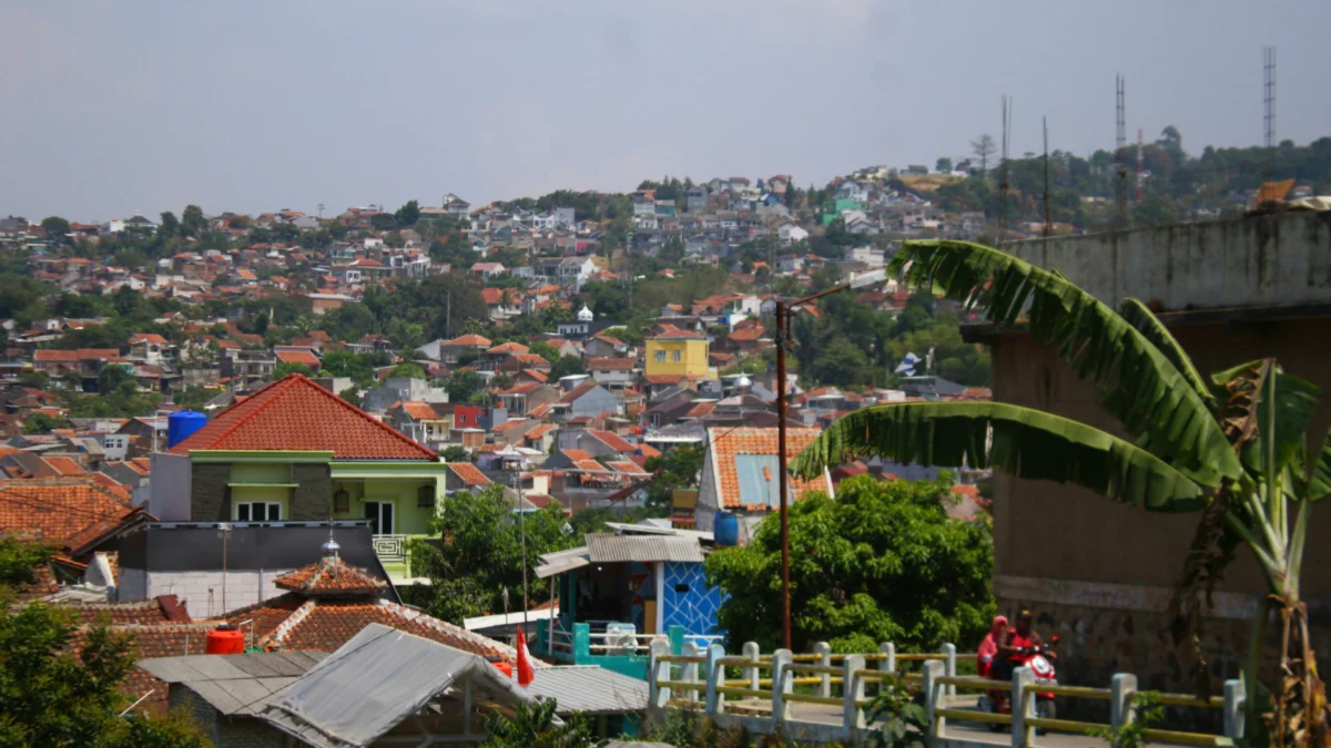 Kinerja BP Cekungan Bandung Dipertanyakan Pemukiman warga yang memenuhi kawasan Cekungan Bandung.