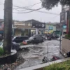 Kemacetan Lalu Lintas akibat Banjir di Jalan Panorama, Pasar Lembang, Kabupaten Bandung Barat, Selasa (27/2).