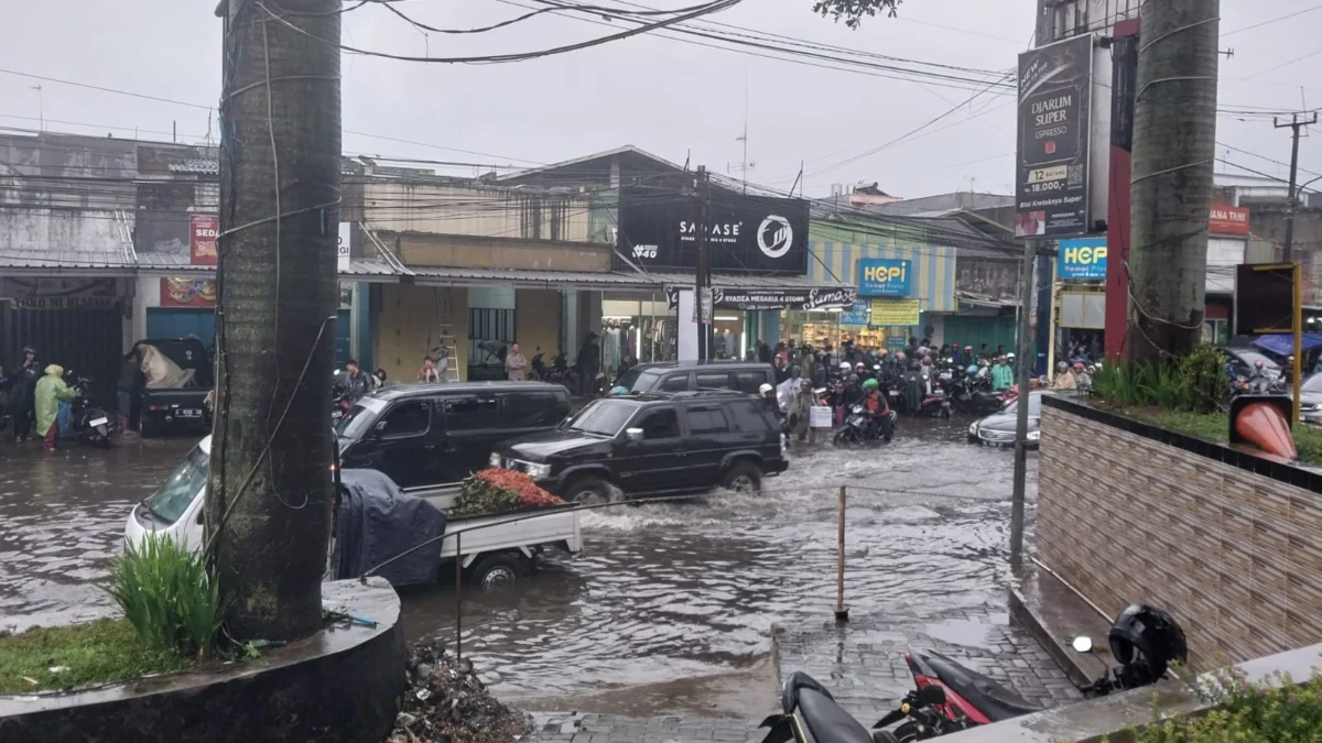 Kemacetan Lalu Lintas akibat Banjir di Jalan Panorama, Pasar Lembang, Kabupaten Bandung Barat, Selasa (27/2).
