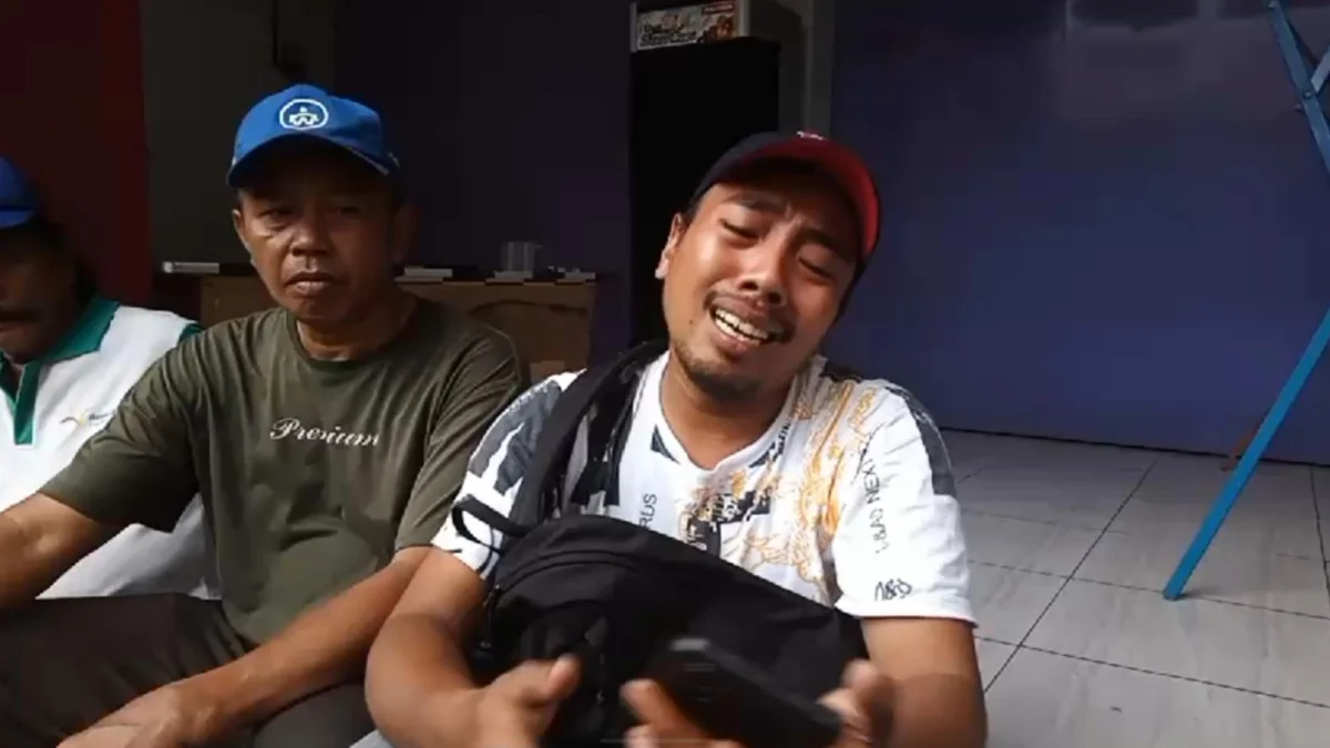 Roni, kakak korban, menangis di RSUD Banjar usai mengatahui adiknya tewas mengenaskan, Selasa 27 Februari 2024.