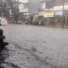 Banjir yang melanda kawasan Jalan Cibaduyut Raya, seputaran toko sepatu, Kota Bandung, Selasa (27/2).
