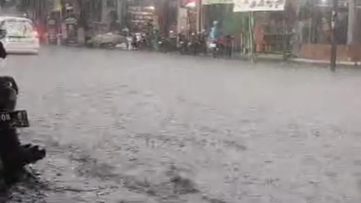 Banjir Rendam Jalan Cibaduyut Raya Bandung, Warga Keluhkan Kurangnya Penanganan Pemerintah Banjir yang melanda kawasan Jalan Cibaduyut Raya, seputaran toko sepatu, Kota Bandung, Selasa (27/2).