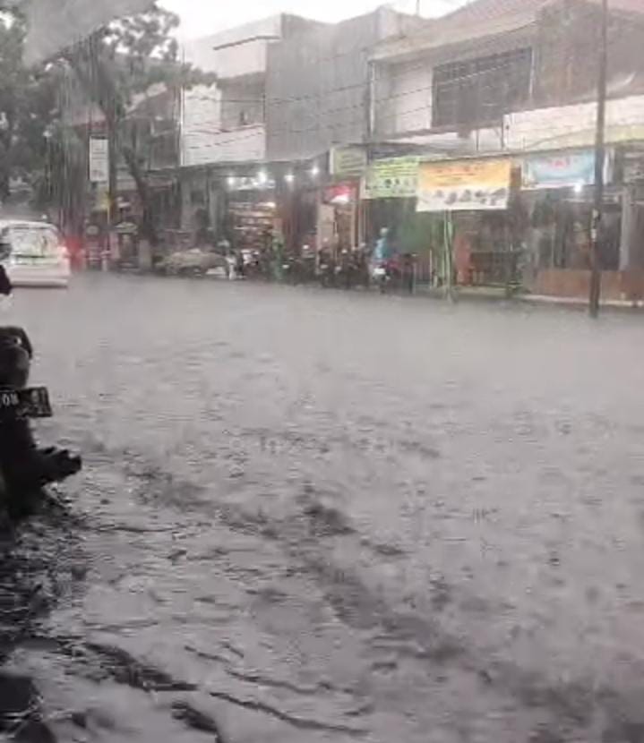 Banjir Rendam Jalan Cibaduyut Raya Bandung, Warga Keluhkan Kurangnya ...