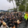 Kapolresta Bandung Kombes Pol Kusworo saat menghimbau suporter PSIS Semarang yang datang untuk mendukung tim nya di Stadion Si Jalak Harupat. Foto Istimewa