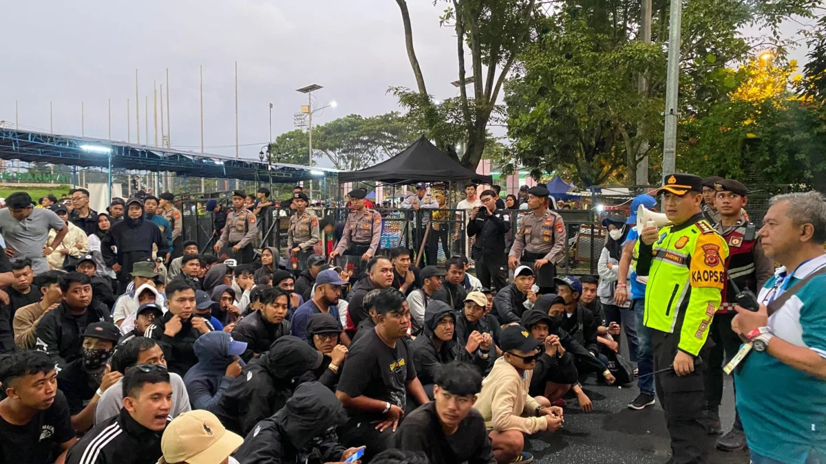 Kapolresta Bandung Kombes Pol Kusworo saat menghimbau suporter PSIS Semarang yang datang untuk mendukung tim nya di Stadion Si Jalak Harupat. Foto Istimewa