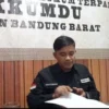 Kordinator Divisi Penindakan Pelanggaran, Data dan Informasi Bawaslu KBB, Ahmad Zaenudin usai menerima barbuk dari pelapor dugaan praktik politik uang Caleg di KBB. Rabu (27/2). Foto Jabarekspres
