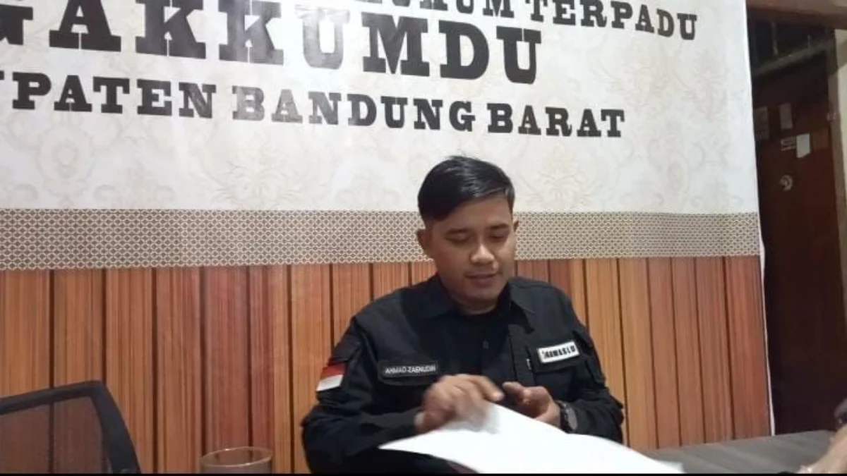 Bawaslu Periksa 6 Pelapor dan Saksi Atas Dugaan Praktik Politik Uang Caleg di KBB Kordinator Divisi Penindakan Pelanggaran, Data dan Informasi Bawaslu KBB, Ahmad Zaenudin usai menerima barbuk dari pelapor dugaan praktik politik uang Caleg di KBB. Rabu (27/2). Foto Jabarekspres
