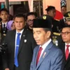 Prabowo Naik Pangkat, Jokowi: Ini Sudah Biasa di TNI Maupun di Polri Pro kontra Jokowi berikan penghargaan ke Prabowo (sumber: Antara)