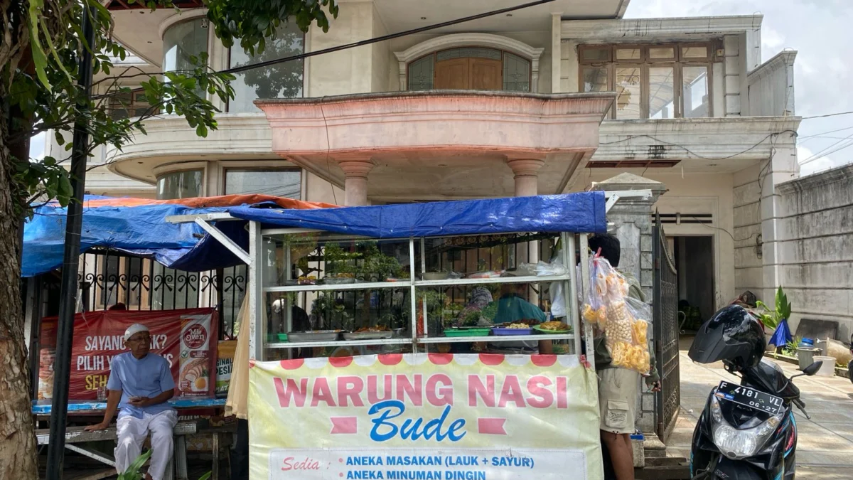 Suasana warung nasi Bapak Atun di Jalan Bhayangkara Kota Sukabumi.