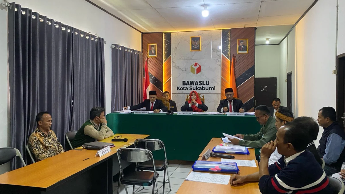 10 PPK Diperiksa Bawaslu Kota Sukabumi Akibat Dugaan Pelanggaran Pemilu 2024 Suasana sidang dugaan pelanggaran Pemilu 2024 di Bawaslu Kota Sukabumi, Rabu (28/2).