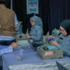 Sejumlah petugas teller dari Bapenda Kota Bogor saat melayani warga yang membayar PBB-P2 di Plaza Balai Kota Bogor, Rabu (28/2).