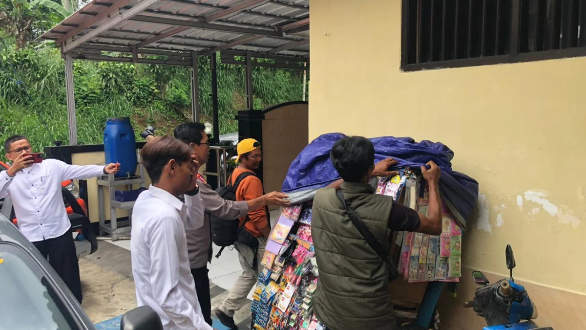 Pedagang makanan dan minuman (kanan), yang diduga menyebabkan keracunan sejumlah murid SD di Sukabumi.