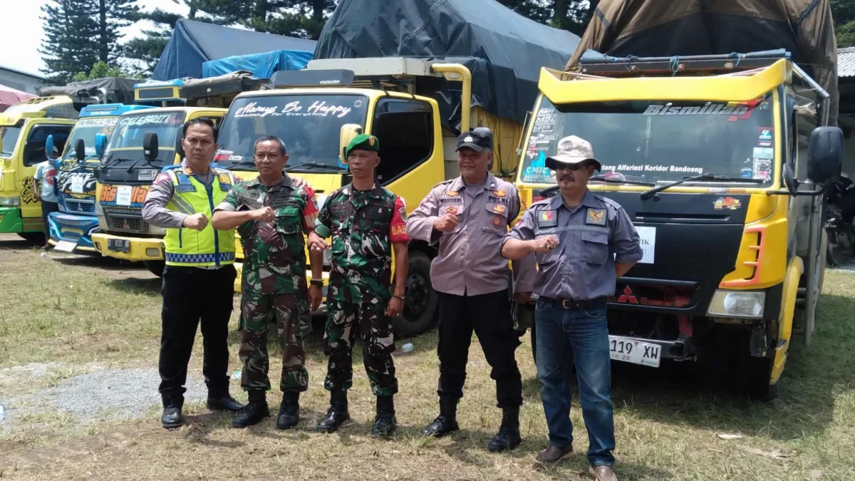 Persiapan pengiriman logistik pemilu 2024 dari gudang transit PPK Cileunyi ke KPU Kabupaten Bandung. (PPK Cileunyi for Jabar Ekspres)